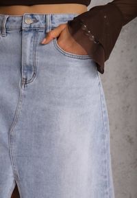 Renee - Niebieska Spódnica Jeansowa z Bawełną High Waist i Rozcięciem na Nogę Cinadessa. Okazja: na co dzień, na spacer. Stan: podwyższony. Kolor: niebieski. Materiał: bawełna, jeans. Styl: casual #5