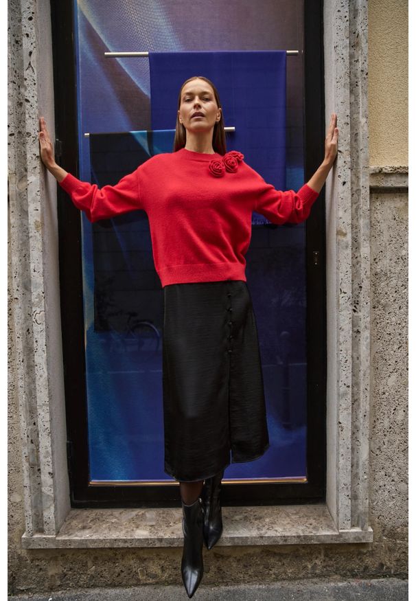 MOODO - Sweter z różą czerwony. Kolor: czerwony. Materiał: akryl, poliester, elastan