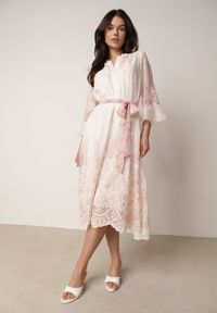 Born2be - Różowa Sukienka o Prostym Kroju z Falbankami i Haftem Wiązana w Talii Nadina. Okazja: na co dzień, na wesele, na ślub cywilny. Typ kołnierza: kołnierz z falbankami. Kolor: różowy. Materiał: jeans. Wzór: haft. Typ sukienki: proste. Styl: elegancki, klasyczny, casual #1