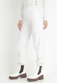 Born2be - Białe Bawełniane Spodnie z Gumką w Pasie Vemivi. Kolor: biały. Materiał: bawełna. Wzór: gładki #1