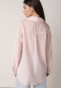 Born2be - Różowa Koszula o Kroju Oversize z Tencelu w Paski Ozdobiona Haftem Tidine. Okazja: na co dzień, na spotkanie biznesowe, do pracy. Kolor: różowy. Materiał: poliester, jeans. Wzór: aplikacja, haft, paski. Styl: casual, biznesowy #2