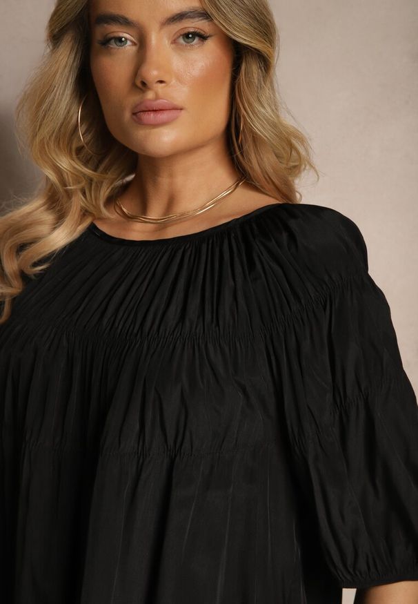 Renee - Czarna Bluzka z Wiskozą o Fasonie Oversize z Gumkami w Ramionach Alirona. Okazja: na spacer. Kolor: czarny. Materiał: wiskoza. Styl: klasyczny, elegancki