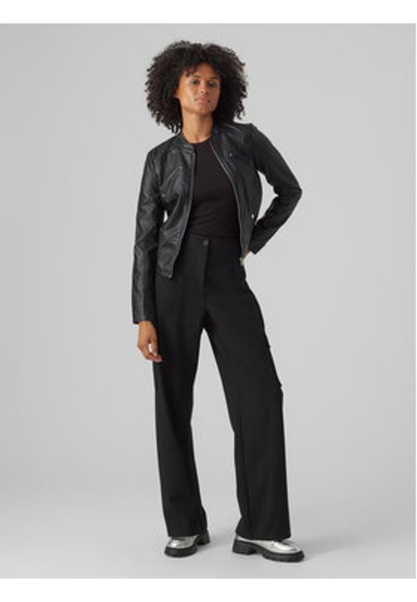 Vero Moda Kurtka z imitacji skóry Favodona 10288555 Czarny Regular Fit. Kolor: czarny. Materiał: skóra