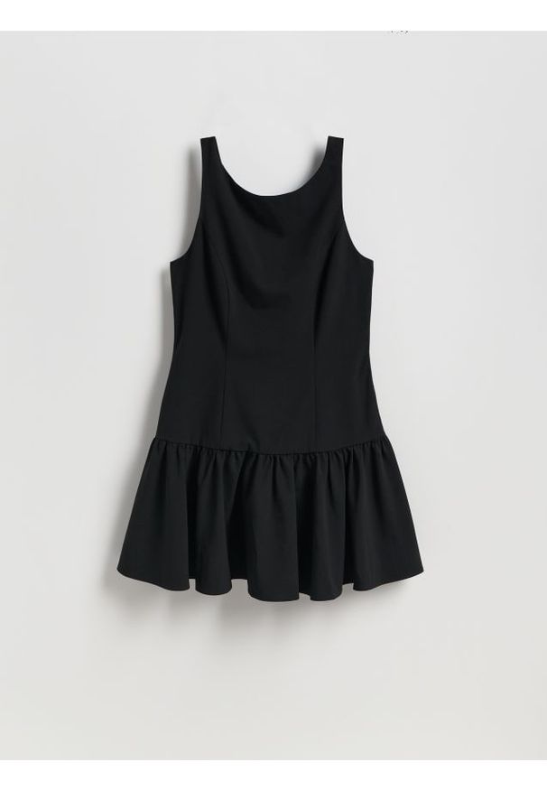 Reserved - Sukienka z kokardą - czarny. Typ kołnierza: kokarda. Kolor: czarny. Materiał: tkanina, wiskoza