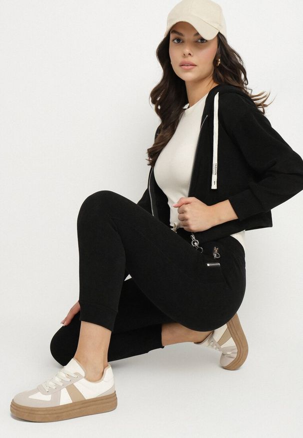 Born2be - Czarny Bawełniany Komplet Dresowy Bluza z Kapturem i Spodnie ze Sznurkiem Hariven. Kolor: czarny. Materiał: dresówka, bawełna. Sport: turystyka piesza