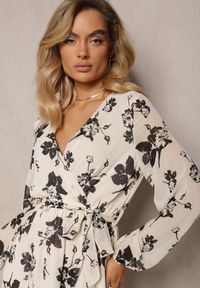 Renee - Biała Rozkloszowana Sukienka Mini w Kwiaty i Gumką w Pasie Elandri. Kolor: biały. Materiał: tkanina. Wzór: kwiaty. Długość: mini #5