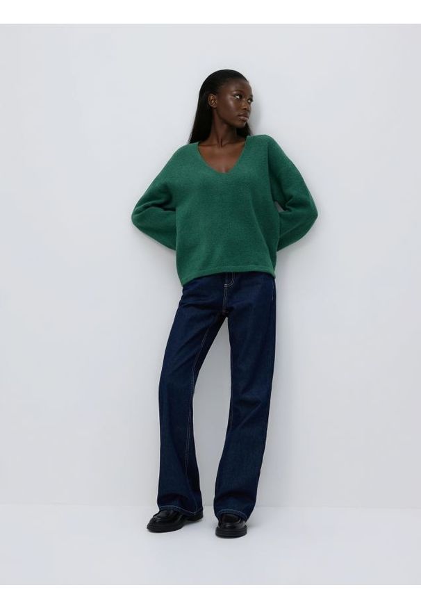 Reserved - Sweter z szerokimi rękawami - morski. Kolor: morski. Materiał: wełna, dzianina