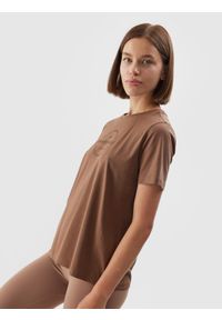 4f - T-shirt regular z bawełny organicznej damski - brązowy. Kolor: brązowy. Materiał: bawełna. Wzór: napisy, haft