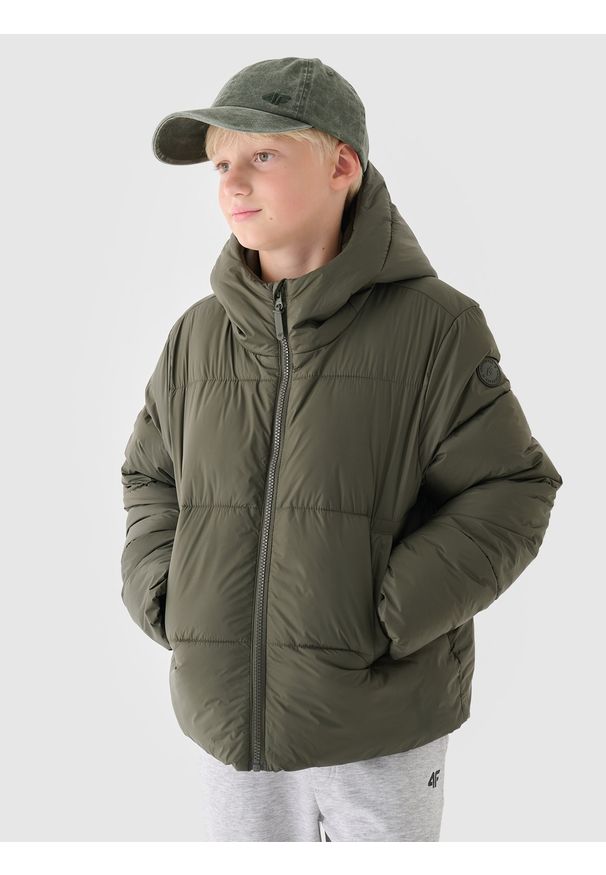 4f - 4F Kurtka puchowa z wypełnieniem syntetycznym chłopięca - khaki 122 (6-7 lat). Okazja: na co dzień. Typ kołnierza: kaptur. Kolor: oliwkowy, wielokolorowy, brązowy. Materiał: syntetyk, puch. Długość: długie. Wzór: gładki. Sezon: lato. Styl: casual, sportowy, klasyczny