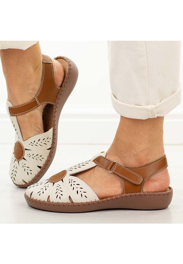 Beżowe skórzane sandały damskie Jezzi 9761. Okazja: na spacer, na co dzień. Nosek buta: okrągły. Zapięcie: rzepy. Kolor: beżowy. Materiał: skóra. Sezon: wiosna, lato. Styl: casual, klasyczny