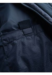 Ombre Clothing - Pikowana długa męska kurtka z dużymi kieszeniami – granatowa V4 OM-JALJ-0165 - XXL. Typ kołnierza: kaptur. Kolor: niebieski. Materiał: poliester, syntetyk, nylon, materiał, tkanina. Długość: długie. Wzór: gładki, aplikacja #11