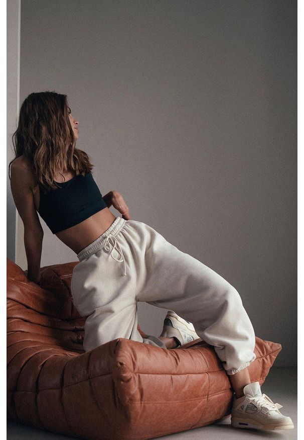MUUV - Spodnie Smooth Cotton. Stan: podwyższony. Kolor: beżowy. Materiał: bawełna, dresówka, materiał