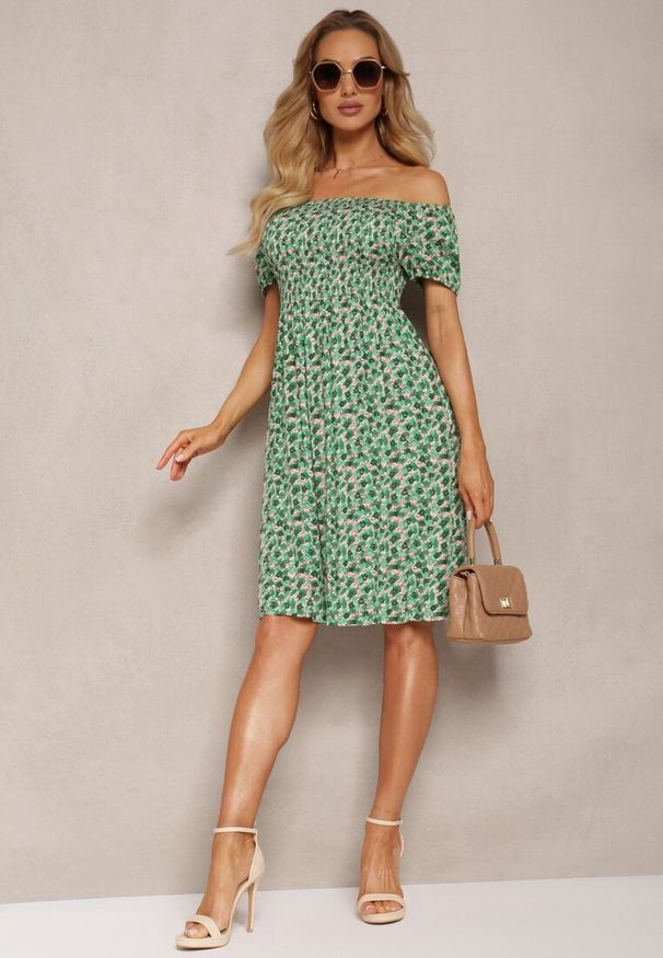 Renee - Zielona Sukienka Typu Hiszpanka z Wiskozy z Gumkami w Talii Wiariana. Okazja: na spacer. Typ kołnierza: dekolt hiszpanka. Kolor: zielony. Materiał: wiskoza. Długość rękawa: krótki rękaw. Sezon: lato. Styl: elegancki