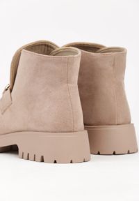 Renee - Ciemnobeżowe Botki w Stylu Loafersów Zdobione Metaliczną Aplikacją Aqianey. Kolor: beżowy. Materiał: jeans. Wzór: aplikacja. Styl: klasyczny #5