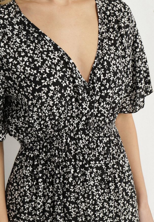Born2be - Czarna Sukienka z Bawełny Rozkloszowana w Kwiaty Esirive. Typ kołnierza: dekolt w kształcie V. Kolor: czarny. Materiał: bawełna. Długość rękawa: krótki rękaw. Wzór: kwiaty