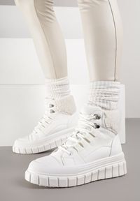 Born2be - Białe Botki na Platformie z Futerkiem Dorcva. Okazja: na uczelnię. Kolor: biały. Materiał: futro. Sezon: jesień. Obcas: na platformie. Styl: elegancki. Wysokość obcasa: średni #7