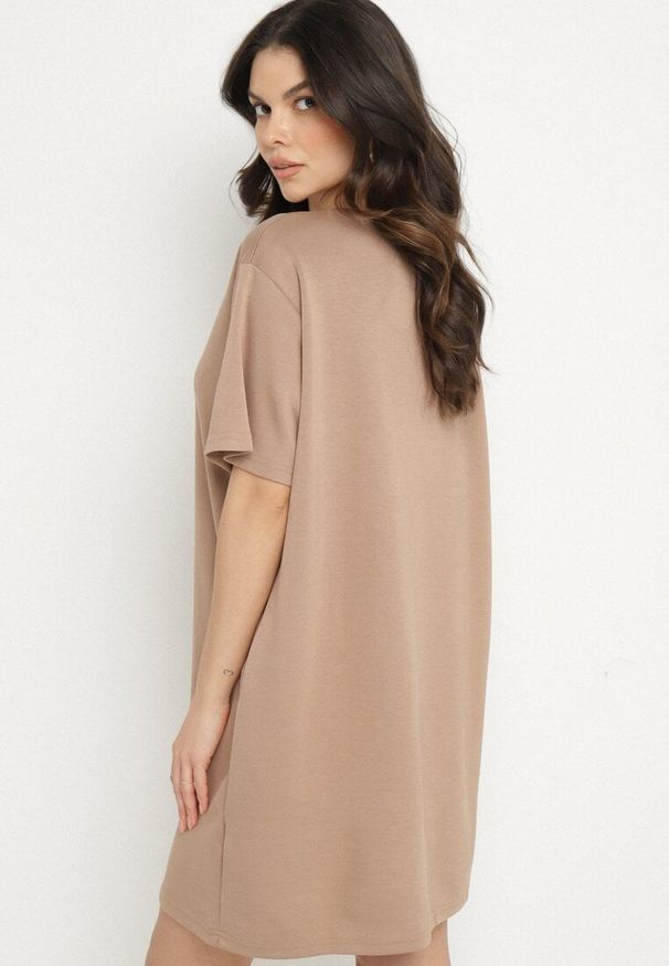 Born2be - Beżowa Pudełkowa Sukienka z Wiskozą i Ozdobnym Nadrukiem Amoara. Okazja: na co dzień. Kolor: beżowy. Materiał: wiskoza. Wzór: nadruk. Styl: casual