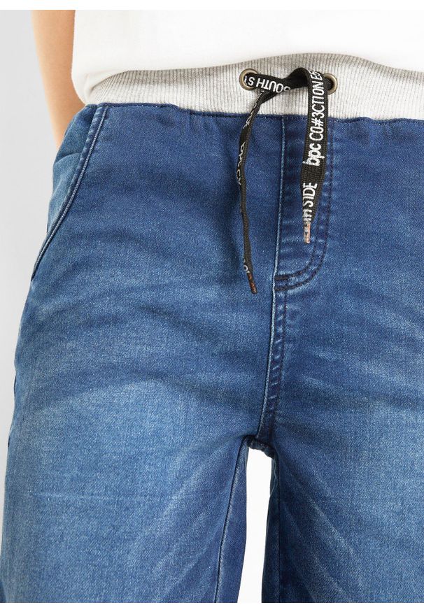 bonprix - Bermudy dżinsowe na gumce o kroju regular fit. Kolor: niebieski. Materiał: materiał, prążkowany, dresówka, dzianina. Wzór: prążki