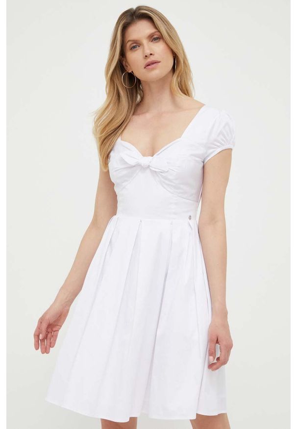 Guess sukienka kolor biały mini rozkloszowana. Kolor: biały. Materiał: tkanina. Długość rękawa: krótki rękaw. Typ sukienki: rozkloszowane. Długość: mini