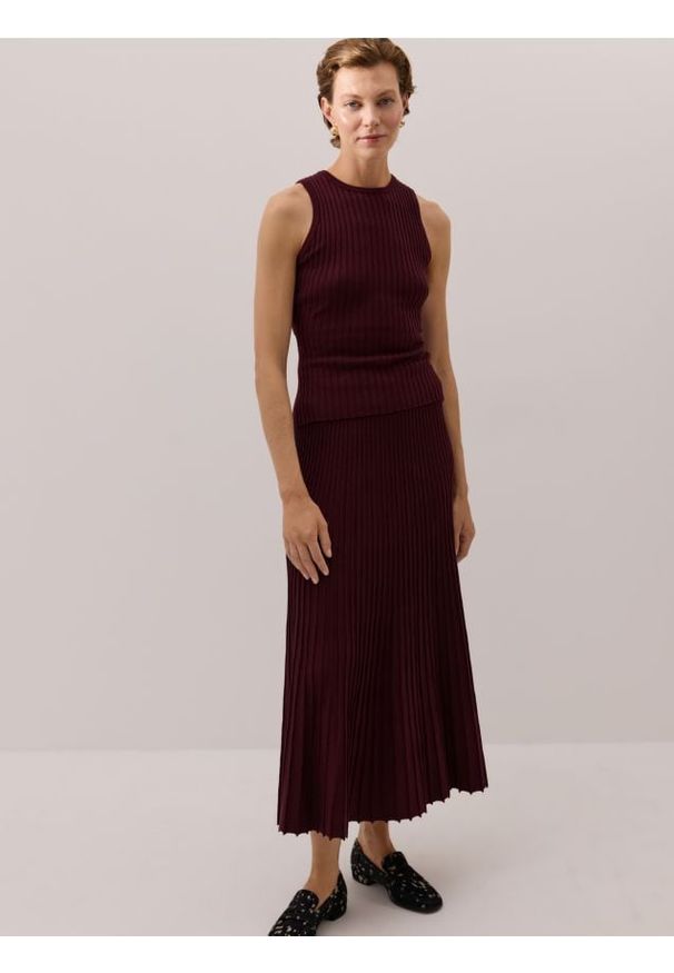 Reserved - Top z prążkowanej dzianiny - mahoniowy. Kolor: brązowy. Materiał: prążkowany, dzianina