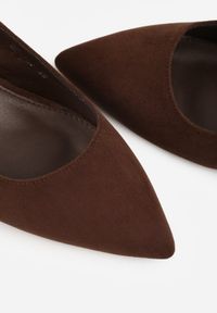 Renee - Brązowe Czółenka na Słupku Typu Slingback Tareina. Okazja: na co dzień. Zapięcie: sprzączka. Kolor: brązowy. Materiał: prążkowany, jeans. Obcas: na słupku. Styl: casual, elegancki #6