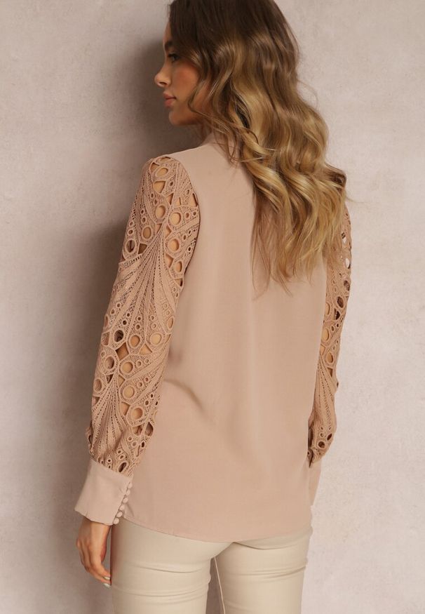 Renee - Beżowa Koszula Apostoros. Okazja: na spotkanie biznesowe, do pracy, na co dzień. Typ kołnierza: kołnierzyk klasyczny. Kolor: beżowy. Materiał: jeans, koronka. Styl: casual, klasyczny, biznesowy