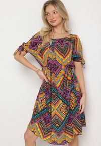 Born2be - Fioletowa Bawełniana Sukienka w Etno Wzór z Wiązanym Paskiem w Talii Tosmera. Okazja: na co dzień. Kolor: fioletowy. Materiał: bawełna. Styl: etno