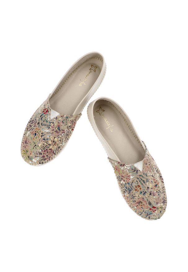 Beżowe Baleriny W Kwiaty Maciejka Wygodne Obuwie Damskie. Kolor: beżowy. Materiał: tkanina, skóra. Wzór: kwiaty. Styl: elegancki, klasyczny