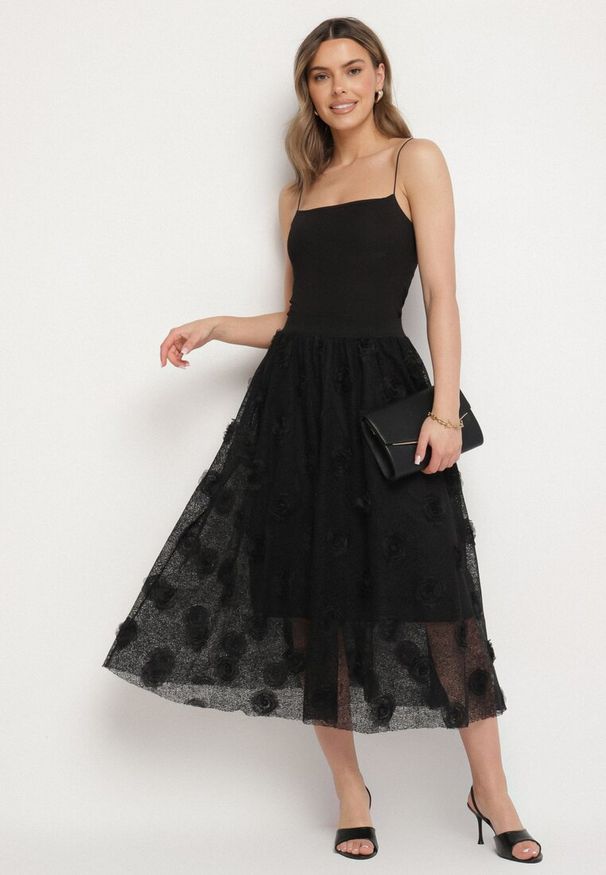 Born2be - Czarna Rozkloszowana Spódnica ze Strukturalnej Tkaniny z Gumką w Talii Folenne. Okazja: na co dzień. Kolor: czarny. Materiał: tkanina. Styl: elegancki, casual