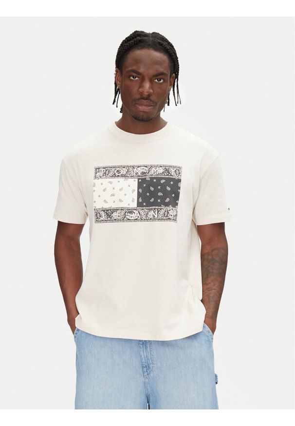 Tommy Jeans T-Shirt Paisley Flag DM0DM20810 Beżowy Relaxed Fit. Kolor: beżowy. Materiał: bawełna. Wzór: paisley