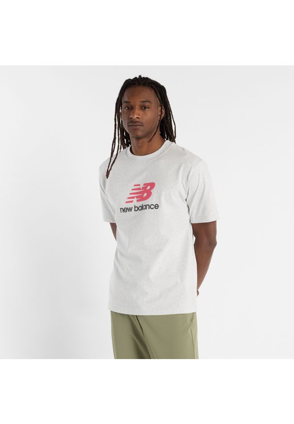 Koszulka męska New Balance MT51500AHH – szara. Kolor: szary. Materiał: dresówka, bawełna. Wzór: aplikacja, napisy