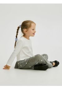Reserved - Bawełniane legginsy w kwiaty - ciemnoszary. Kolor: szary. Materiał: bawełna. Wzór: kwiaty #1
