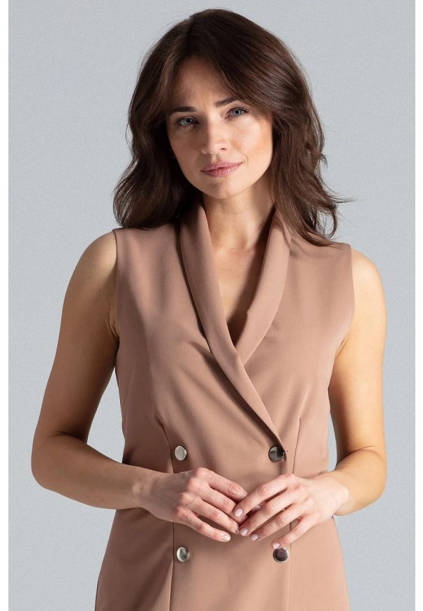 Sukienki.shop - Elegancka żakietowa sukienka z kopertowym dekoltem bezowa. Okazja: na spotkanie biznesowe, do pracy. Kolor: zielony. Typ sukienki: kopertowe. Styl: elegancki. Długość: midi