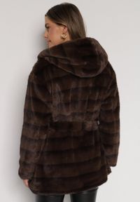 Born2be - Brązowa Futrzana Kurtka z Nieodpinanym Kapturem i Paskiem Zetova. Okazja: na co dzień. Kolor: brązowy. Materiał: futro. Styl: casual, elegancki, klasyczny #2