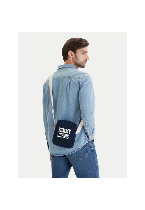 Saszetka Tommy Jeans. Kolor: niebieski