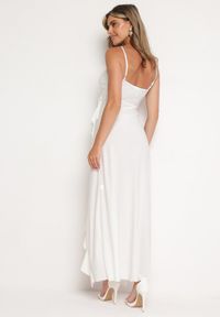 Born2be - Biała Koktajlowa Sukienka z Kopertowym Dekoltem na Ramiączkach z Ozdobną Falbanką Nestasi. Okazja: na co dzień. Kolor: biały. Długość rękawa: na ramiączkach. Typ sukienki: kopertowe. Styl: wizytowy #5