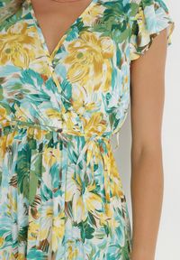 Born2be - Zielono-Beżowa Sukienka Vevera. Okazja: na co dzień. Typ kołnierza: dekolt w kształcie V. Kolor: zielony. Długość rękawa: krótki rękaw. Typ sukienki: proste. Styl: casual #6