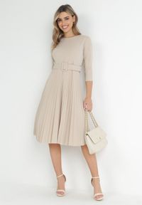 Born2be - Beżowa Sukienka Plisowana z Paskiem Gonge. Okazja: na co dzień, na imprezę. Kolor: beżowy. Typ sukienki: proste, dopasowane. Styl: klasyczny, casual, elegancki #3
