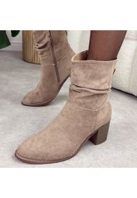 Beżowe jesienne zamszowe botki damskie na obcasie S.Barski 52-516. Okazja: do pracy, na co dzień. Kolor: beżowy. Materiał: zamsz. Szerokość cholewki: normalna. Sezon: jesień. Obcas: na obcasie. Styl: elegancki, casual, klasyczny. Wysokość obcasa: średni #1