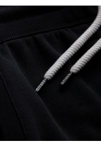 Ombre Clothing - Dzianinowe męskie spodenki ze ściągaczem i kieszeniami - czarne V5 OM-SRBS-0139 - XXL. Kolor: czarny. Materiał: dzianina. Wzór: aplikacja. Styl: wakacyjny