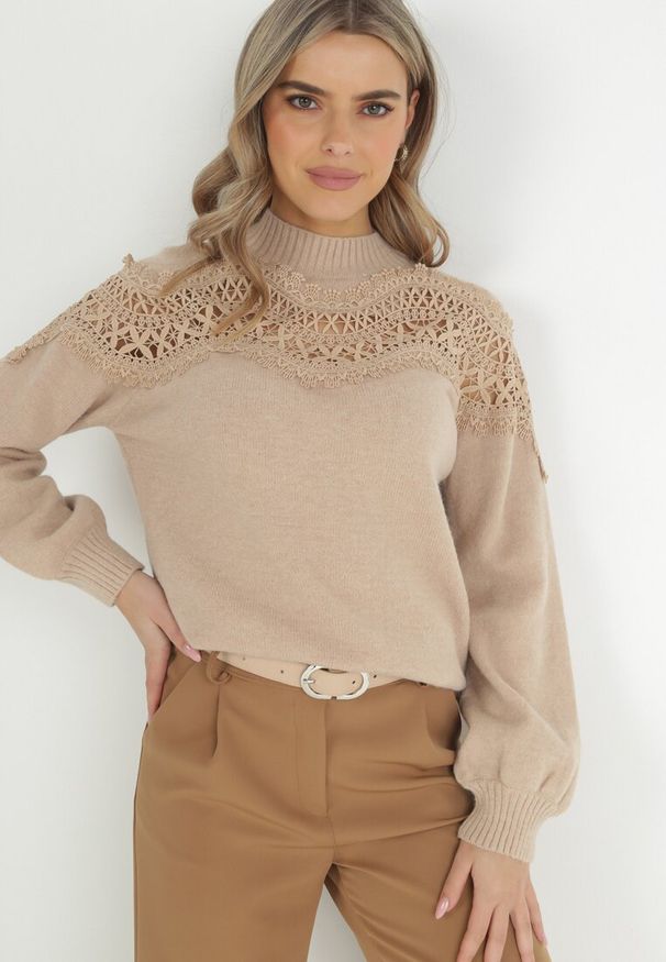 Born2be - Beżowy Sweter Dzianinowy z Koronką Amaleth. Kolor: beżowy. Materiał: koronka, dzianina. Długość: długie. Wzór: koronka