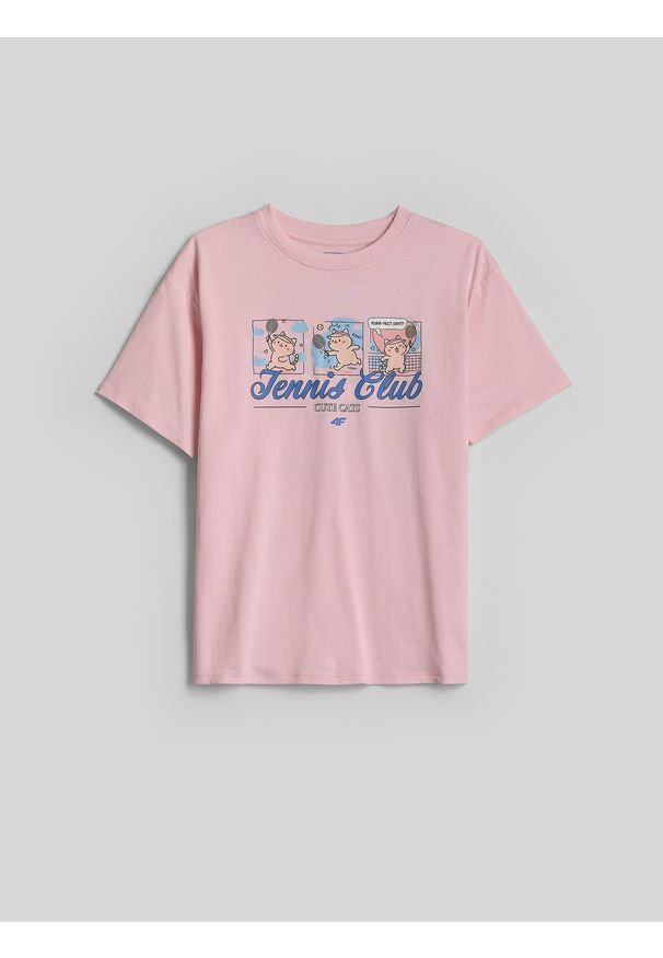 4f - 4F T-shirt loose z nadrukiem dziewczęcy - różowy 122/128 (6-8 lat). Okazja: na spacer, na uczelnię, na co dzień. Kolor: różowy. Materiał: materiał, dresówka, bawełna. Długość rękawa: krótki rękaw. Długość: krótkie. Wzór: nadruk. Sezon: lato. Styl: casual, klasyczny