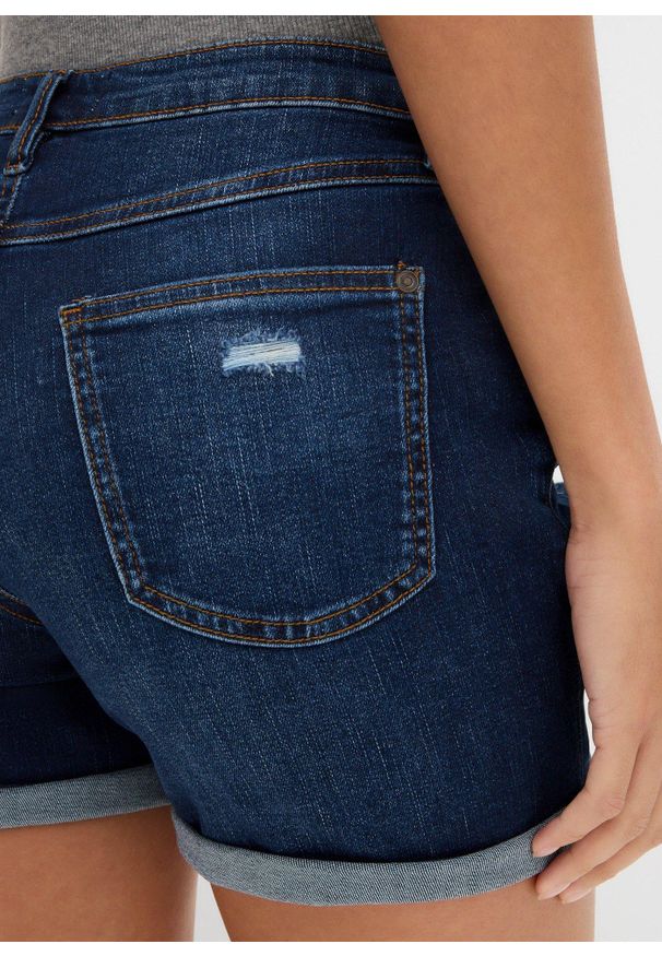 bonprix - Szorty jeansowe mid waist z ozdobnymi przetarciami. Kolor: niebieski