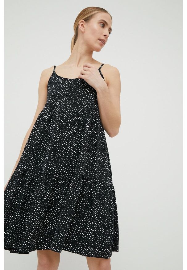 outhorn - Outhorn sukienka bawełniana kolor czarny mini rozkloszowana. Kolor: czarny. Materiał: bawełna. Długość rękawa: na ramiączkach. Wzór: nadruk. Długość: mini