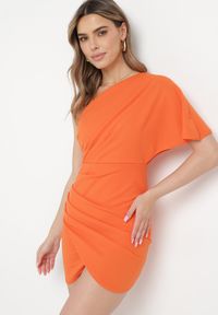 Born2be - Pomarańczowa Asymetryczna Sukienka z Ozdobnym Drapowaniem Aerlia. Okazja: na co dzień. Kolor: pomarańczowy. Długość rękawa: krótki rękaw. Typ sukienki: asymetryczne. Styl: casual, rockowy, elegancki