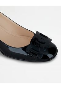 TOD'S - Czarne buty na obcasie. Nosek buta: okrągły. Kolor: czarny. Materiał: lakier, guma. Wzór: aplikacja, geometria. Obcas: na obcasie. Styl: klasyczny, elegancki. Wysokość obcasa: średni #4