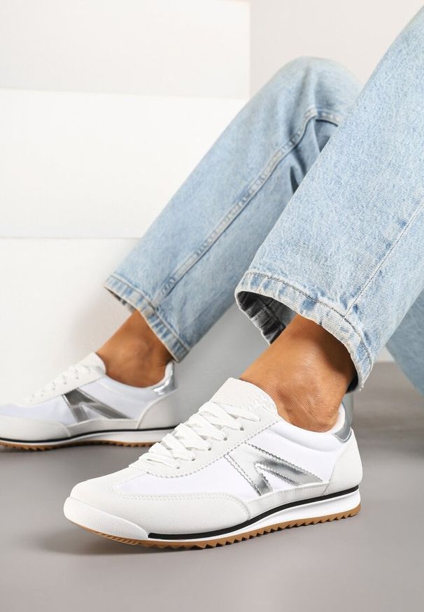 Renee - Białe Sneakersy Ozdobione Geometrycznym Motywem Clevandra. Okazja: na co dzień. Kolor: biały. Materiał: jeans. Szerokość cholewki: normalna. Wzór: geometria, aplikacja