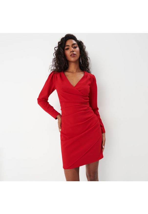 Mohito - Czerwona sukienka mini z kopertowym dekoltem - Czerwony. Kolor: czerwony. Typ sukienki: kopertowe. Długość: mini