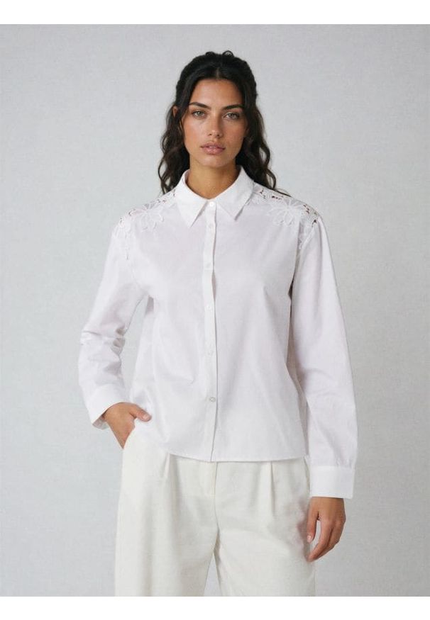 Sinsay - Bawełniana koszula z ozdobną koronką - biały. Kolor: biały. Materiał: koronka, bawełna. Wzór: koronka