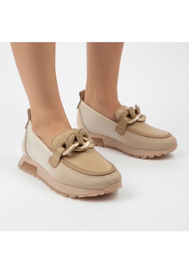 Półbuty damskie Hispanitas, ze skóry naturalnej z tekstylnymi wstawkami z siateczki wsuwany krój metalowa ozdoba na podbiciu, beżowe, SHV264834 Sumat. Kolor: beżowy. Materiał: skóra. Szerokość cholewki: normalna. Wzór: aplikacja. Sezon: wiosna, lato. Styl: elegancki